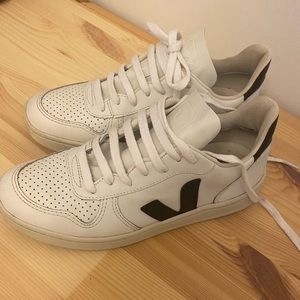 Veja V10 size 38 EUR.